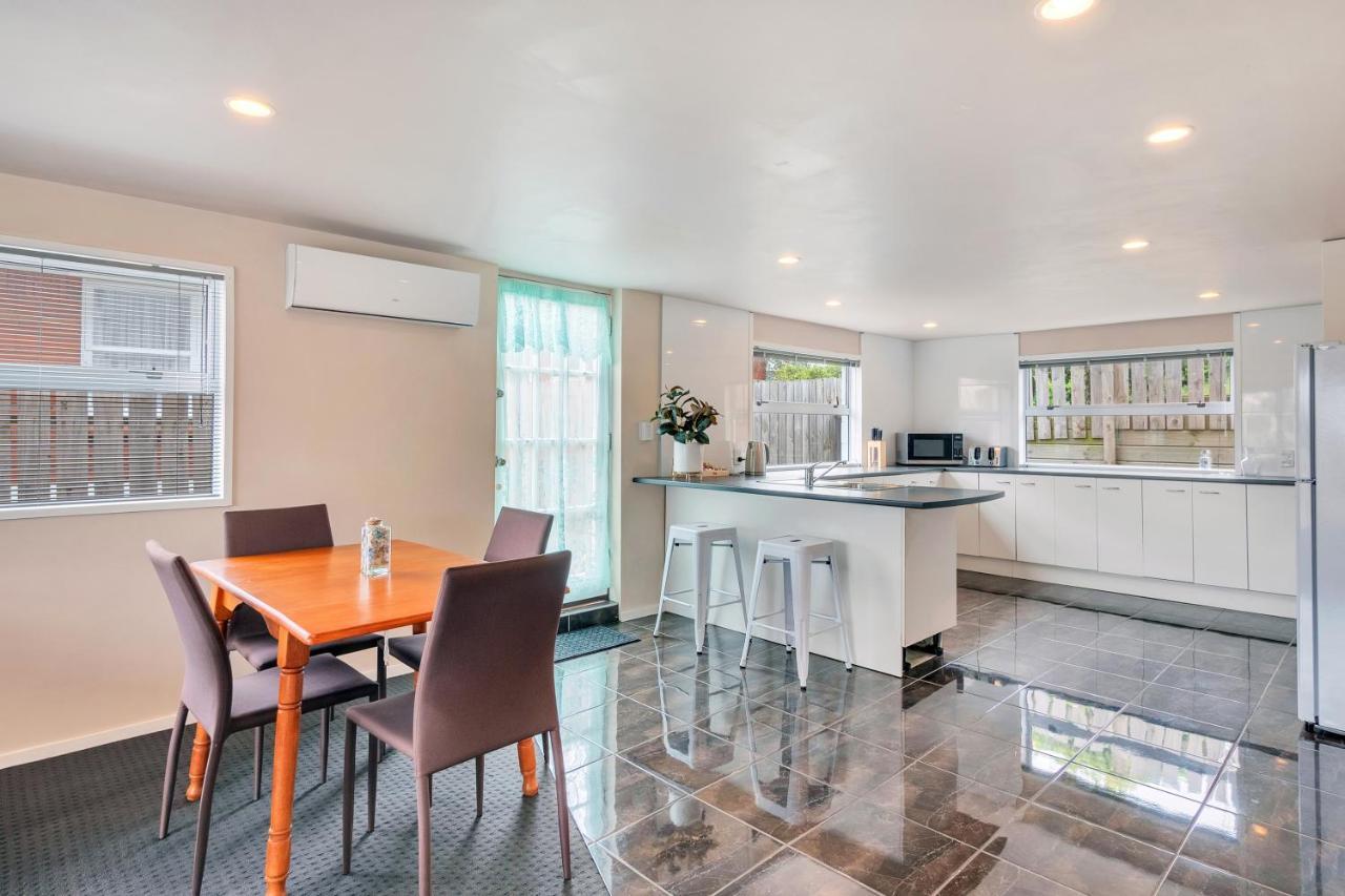Sunny Side Getaway With Parking And Aircon Villa Auckland Exterior photo